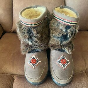 Minnetonka Faux Fur-Size 8M
